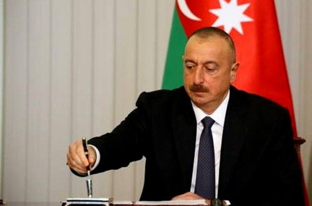 ilham-eliyev-dovlet-qulluqcularini-teltif-etdi-serencam